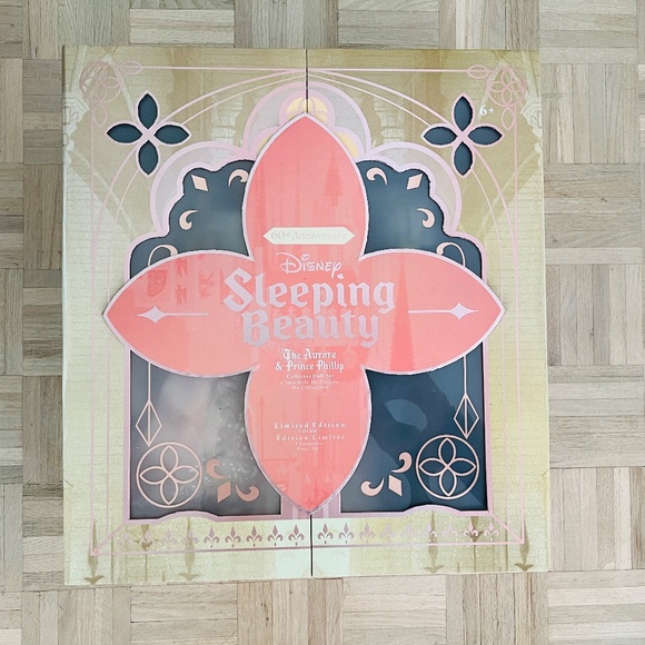 Disney Store - Limited Edition 17" 60th Anniversary Sleeping Beauty Doll Set - Picture 2 of 3